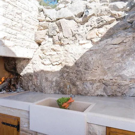 Lovely In Karbuni With Jacuzzi Prizba